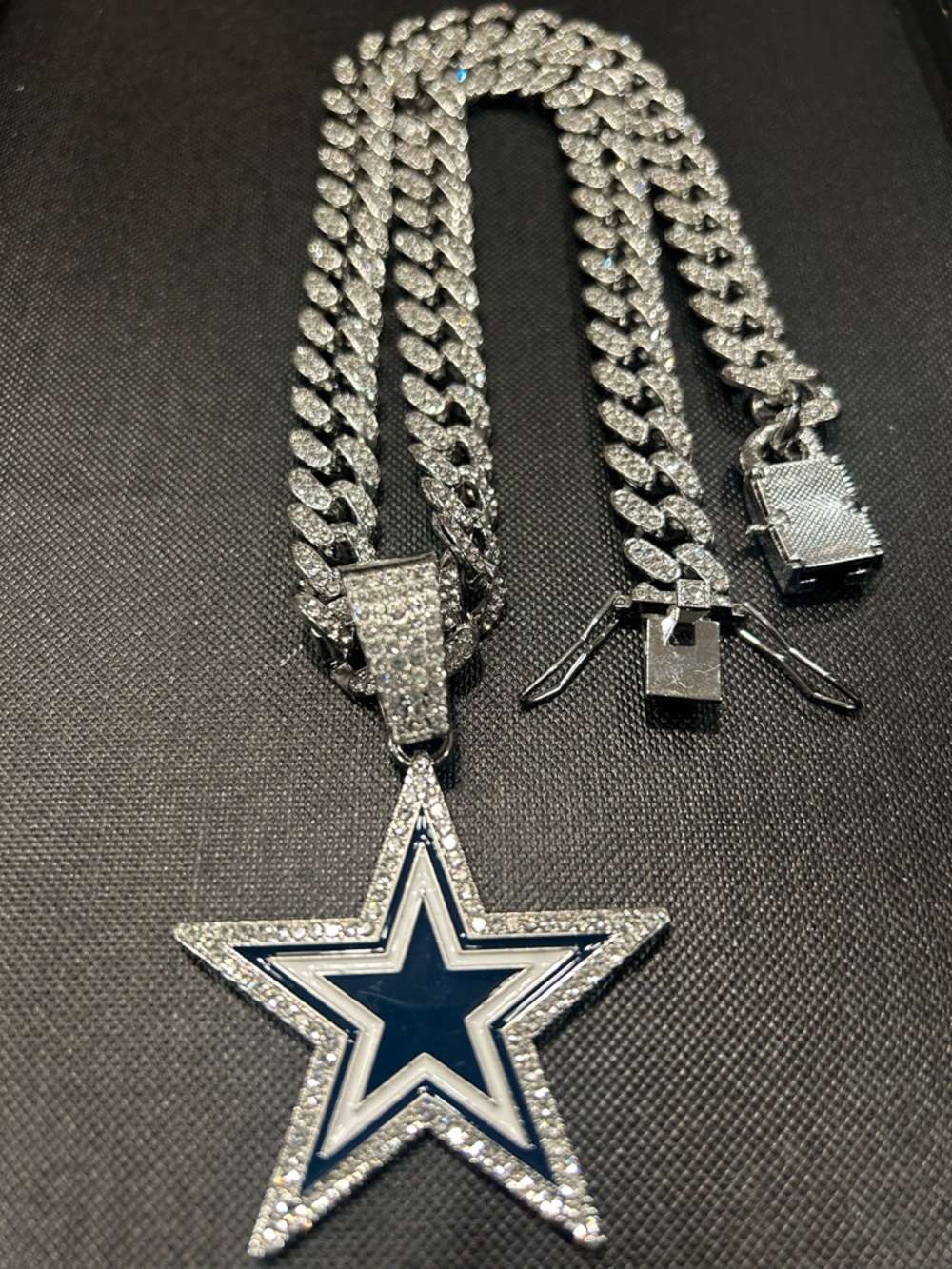 EEElated Fan Gear 22” Oversized Superfan Chain Necklace.